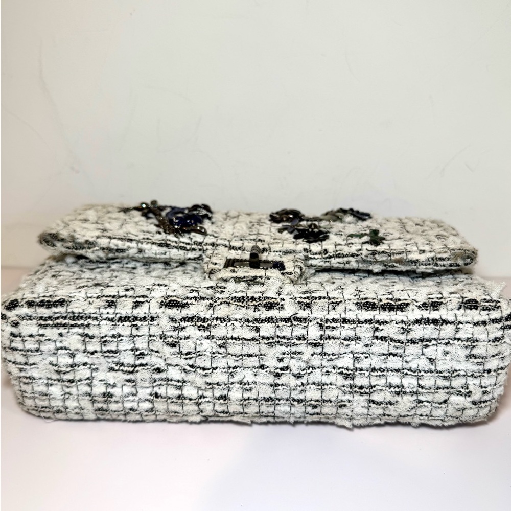 Rare Chanel 2.55 Garden Party CC Logo Charms Flap Bag In White & Black Tweed - Picture 10 of 16